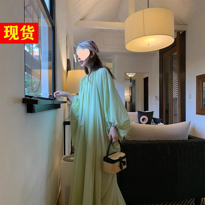 In Stock: Zhou Meimei's Casual and Relaxed Holiday-Style Pleated Large Hem Dress with Lantern Sleeves In Stock: Zhou Meimei's Casual and Relaxed Holiday-Style Pleated Large Hem Dress with Lantern Sleeves