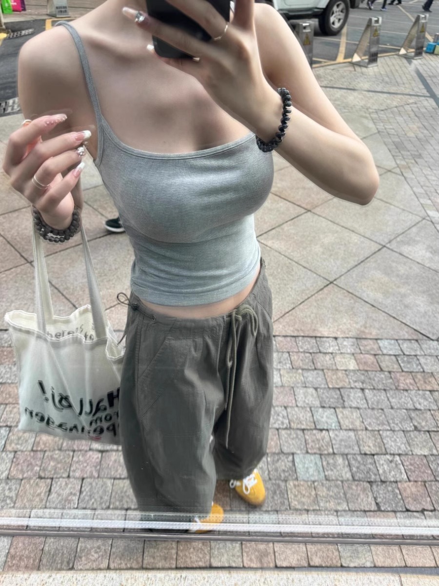 아메리칸 스타일 스파이스 소녀 그레이 퓨어 카미솔 조끼 여성 2024 년 여름 새로운 스타일 작은 얇은 어깨 스트랩 쇼트 탑 아우터웨어