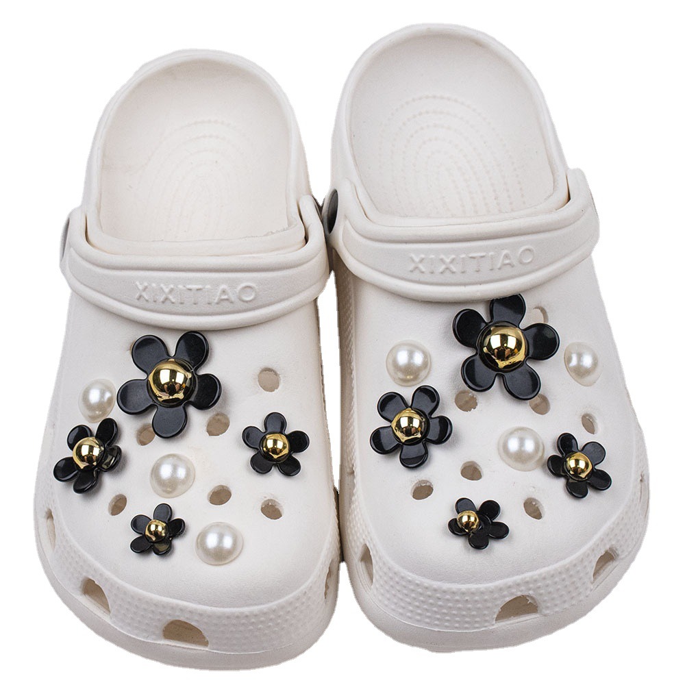 Resina artificial Flor de Oro núcleo de cinco pétalos accesorios de flores DIY agujero zapatos zapato hebilla joyería hebilla Margarita perla conjunto