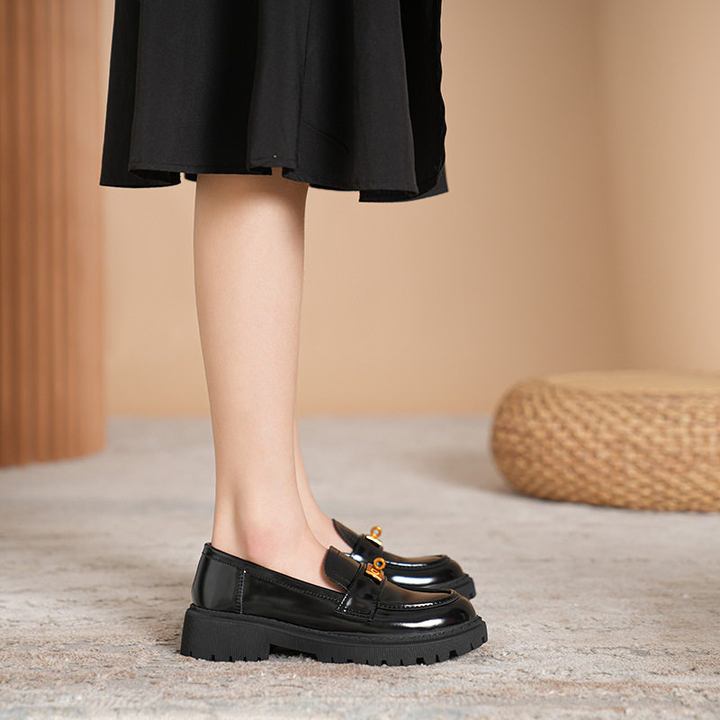 Giày lười nữ da mềm mũi tròn đế dày khóa vàng gót vuông 3–5 cm — Màu đen