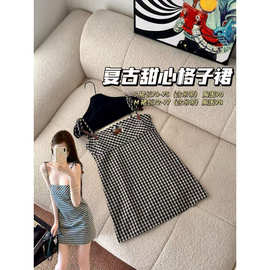 高版本~miu家2025夏季新款学院风黑白千鸟格字母皮标吊带连衣裙女