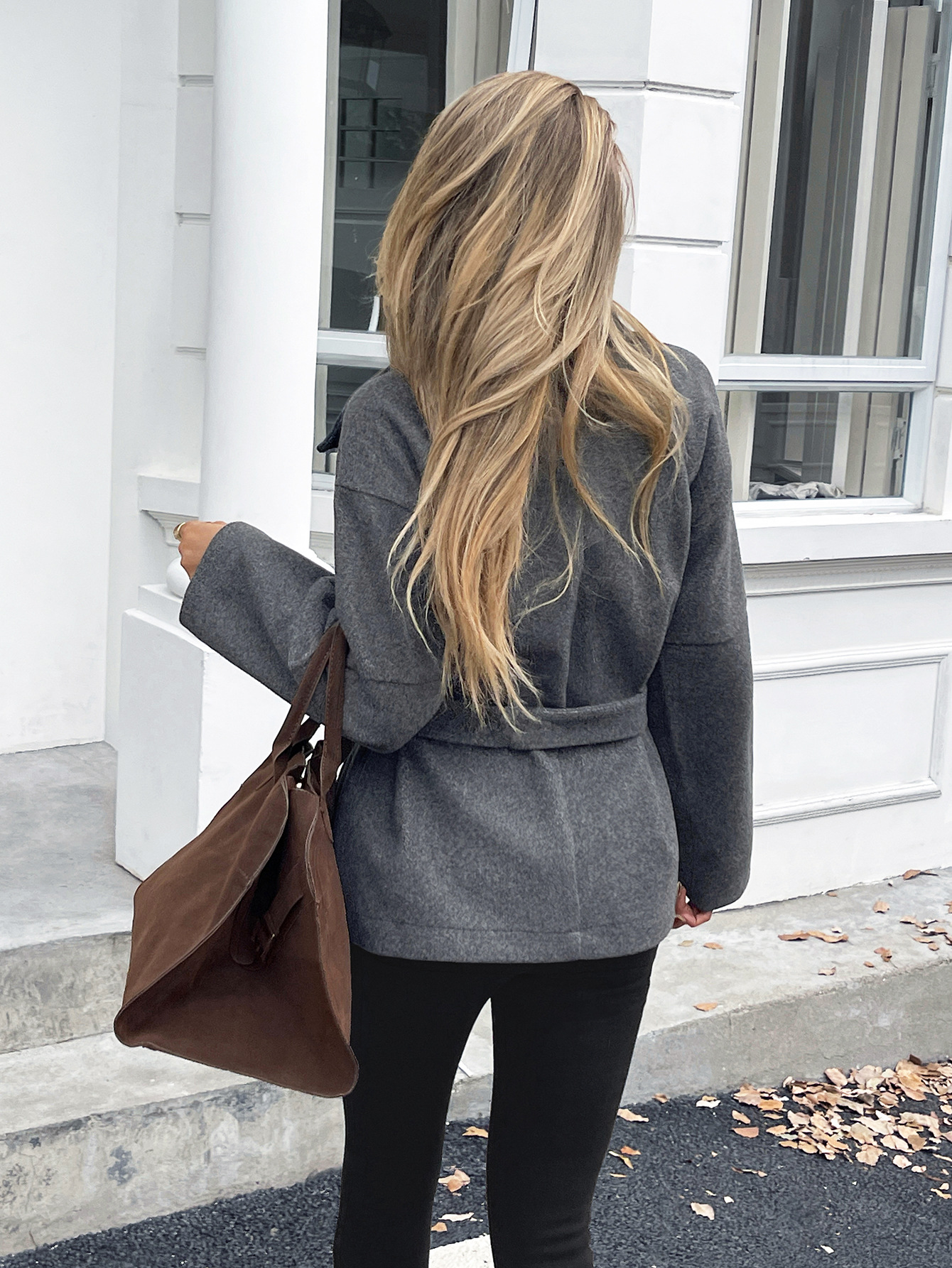 Elegant trenchcoat med skärp för dam i mörkgrått och vinrött_voghion.com