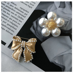 Anti-exposure bow pearl brooch, high-end silk scarf buckle, fashionable and cute Japanese corsage, suit pin buckle accessories