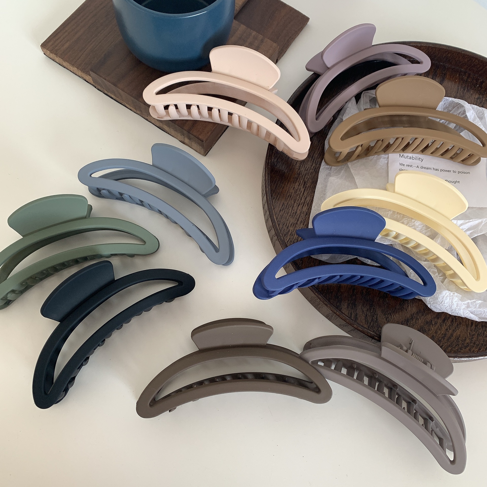 Suave Morandi color horquilla grande clip de tiburón Crescent esmerilado textura espalda Cabeza updo pelo clip accesorios para el cabello