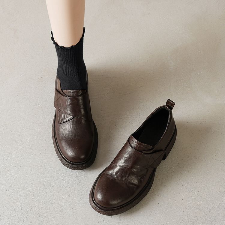 超軟皮一足で楽福靴を漕ぐ女性の厚い底のマジックは小さい革靴を貼って通勤します。|undefined