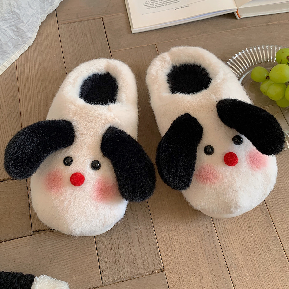 Red -nose dog black and white half -packed heel