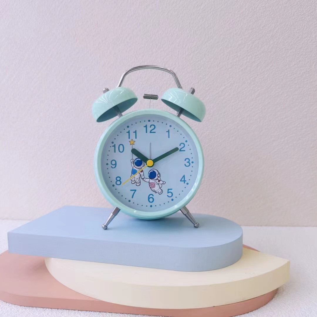 La decoración directa de la cabecera del reloj de alarma del astronauta simple claro de la fábrica 4-inch puede ser hora fija con el despertador ligero de la noche del estudiante