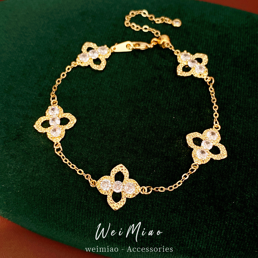 Flores de hierba afortunada de Zhengzhou pulsera hueca ligera pulsera de nicho de lujo personalidad temperamento moda joyería al por mayor
