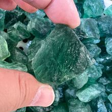 供应天然绿萤石原石 绿水晶原石香薰扩香石 萤石装饰现货批发