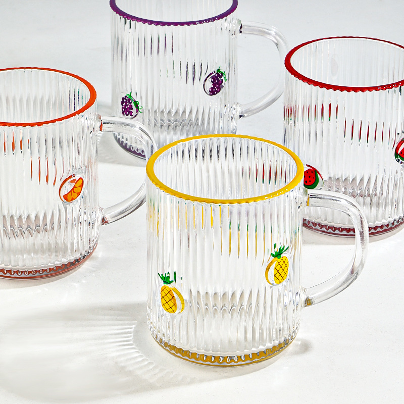 Inventario recto pintado a mano taza de jugo de frutas creativas engrosadas taza de agua de vidrio en relieve casera taza de desayuno pintada artificialmente