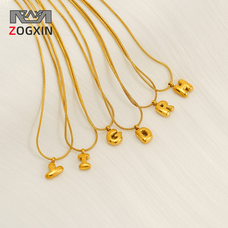 Lujo ligero transfronterizo 26 colgantes de letras gordas cadenas de hueso de serpiente 18K diseño de oro temperamental collar de acero de titanio versátil