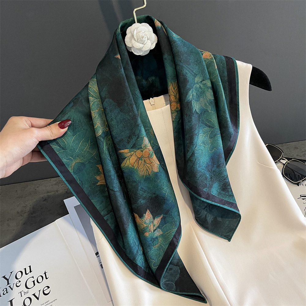 Foulard quadrato in seta floreale elegante accessorio donna estate_voghion.com