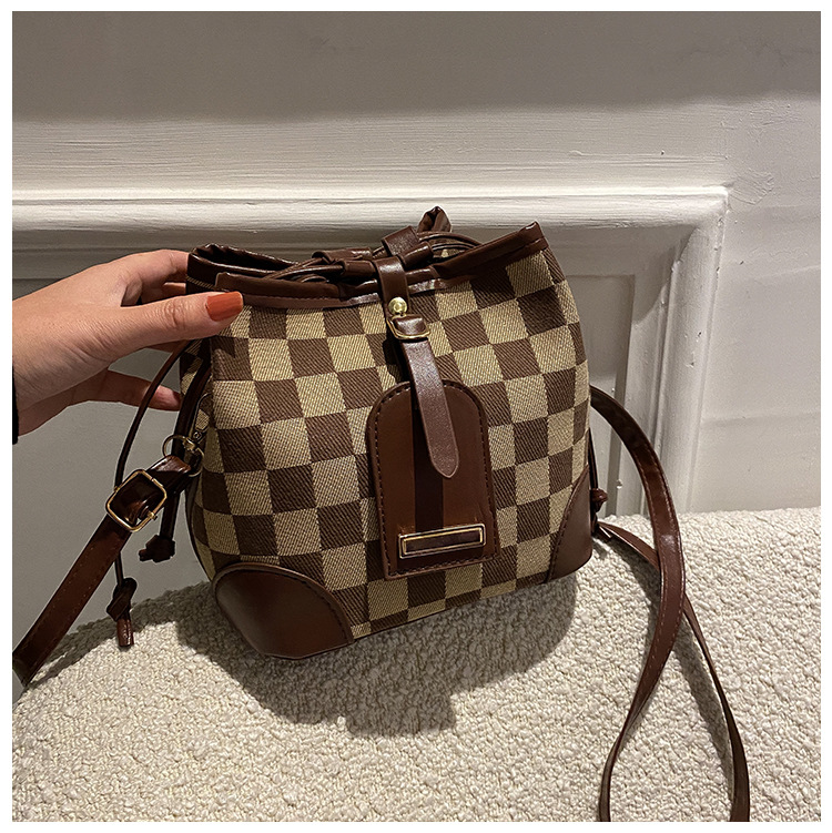 Casual Simple Chessboard Lattice Bucket Messenger Women's Bag display picture 9