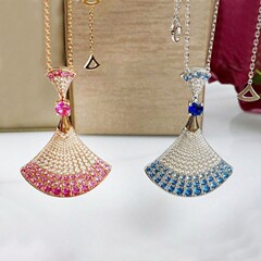 Douyin の人気の高品質レッドコランダムピンクダイヤモンドラージスカートネックレス女性の軽い高級気質ハイエンドファッションセーターチェーン