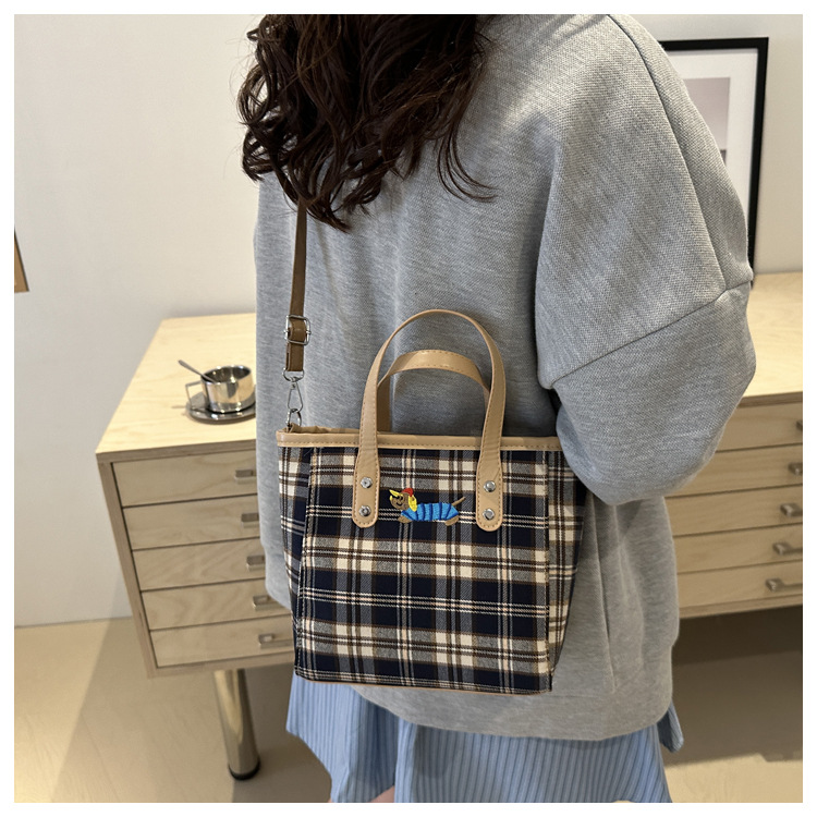 Cross-border personalized hand-carried fashionable and casual bucket bag for women, new autumn 2024 collection, contrasting color striped single-shoulder quality crossbody bag undefined