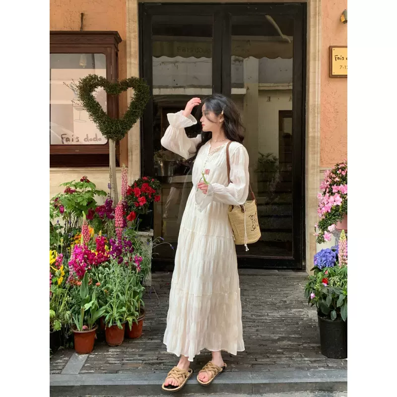 法式茶歇仙女喇叭袖连衣裙女秋季2024新款设计感压褶收腰显瘦长裙