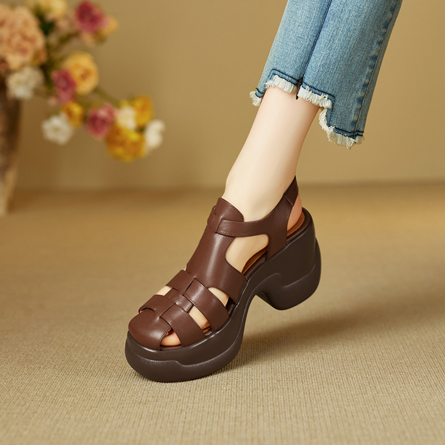 Sandal cao gót nữ mũi bao đế platform 9 cm quai chữ T kiểu La Mã — nâu sẫm