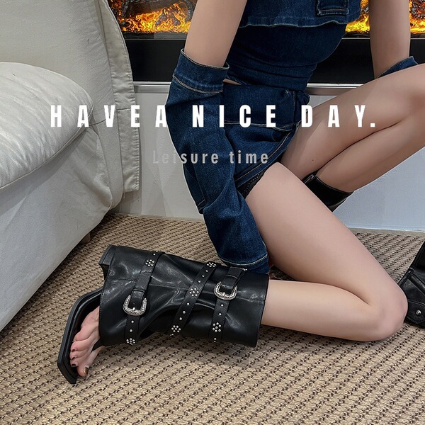 Belt heels pointed-toe with studs