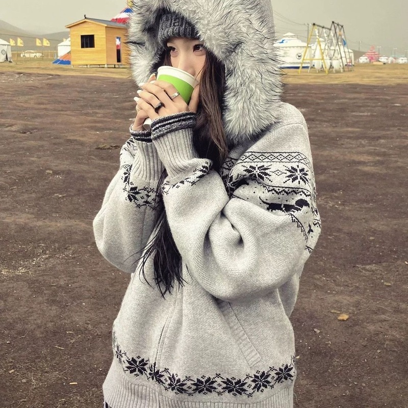 Fair Isle Sweater Cardigan with a Lazy Vibe for Women, Autumn Hooded Knitwear with a Soft Collar, Loose-Fitting Top Fair Isle Sweater Cardigan with a Lazy Vibe for Women, Autumn Hooded Knitwear with a Soft Collar, Loose-Fitting Top
