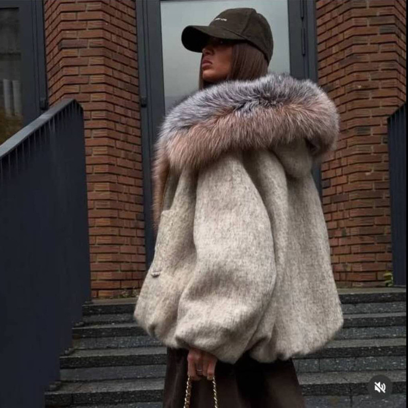 European Station 2026 Winter New Style Fox Fur Collar Hooded down Jacket for Women, Short Loose Fit, Warm and Thick Fur Coat