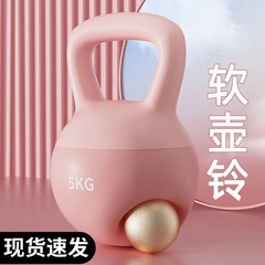 ソフトケトルのフィットネス器材はお尻を上げて深くしゃがみます。