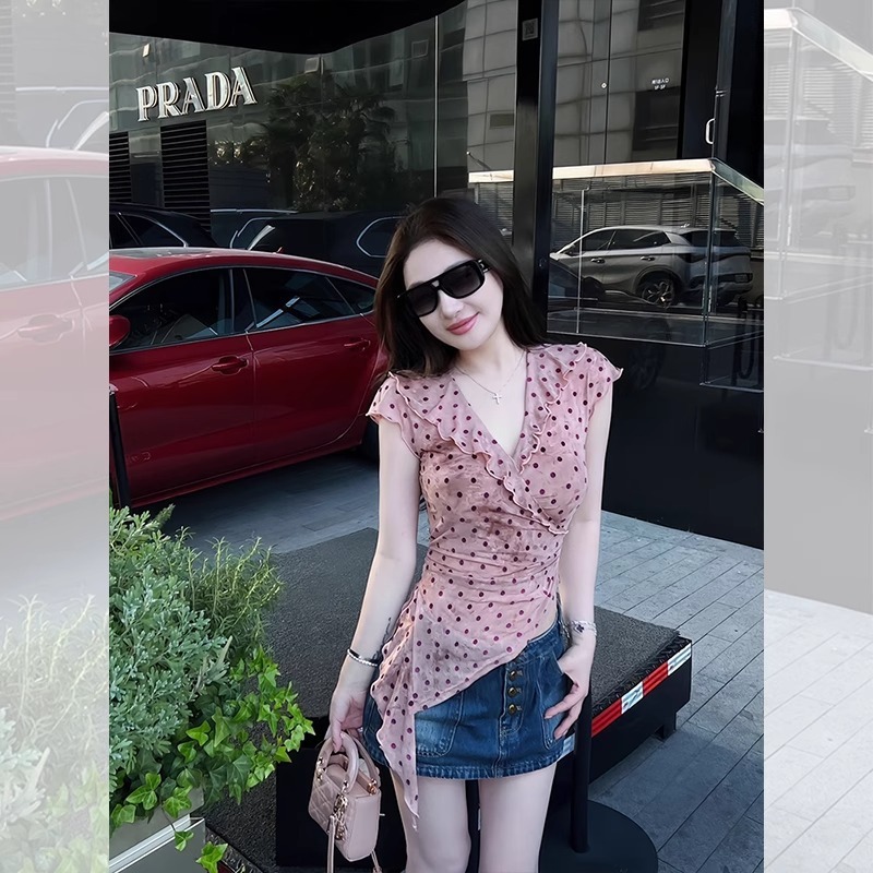 2025 韓国ピンク水玉縁 V ネックショルダー半袖 Tシャツ女性の夏薄い不規則なウエストショートトップ|undefined