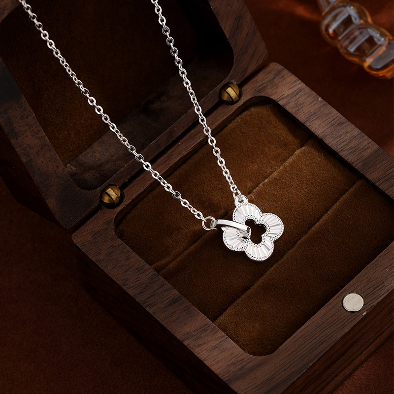 Hielo roto de hielo doble anillo cuatro hojas collar de plata 999 plata ligera lujosa alta sensación pequeña cintura colgante cadena de suéter