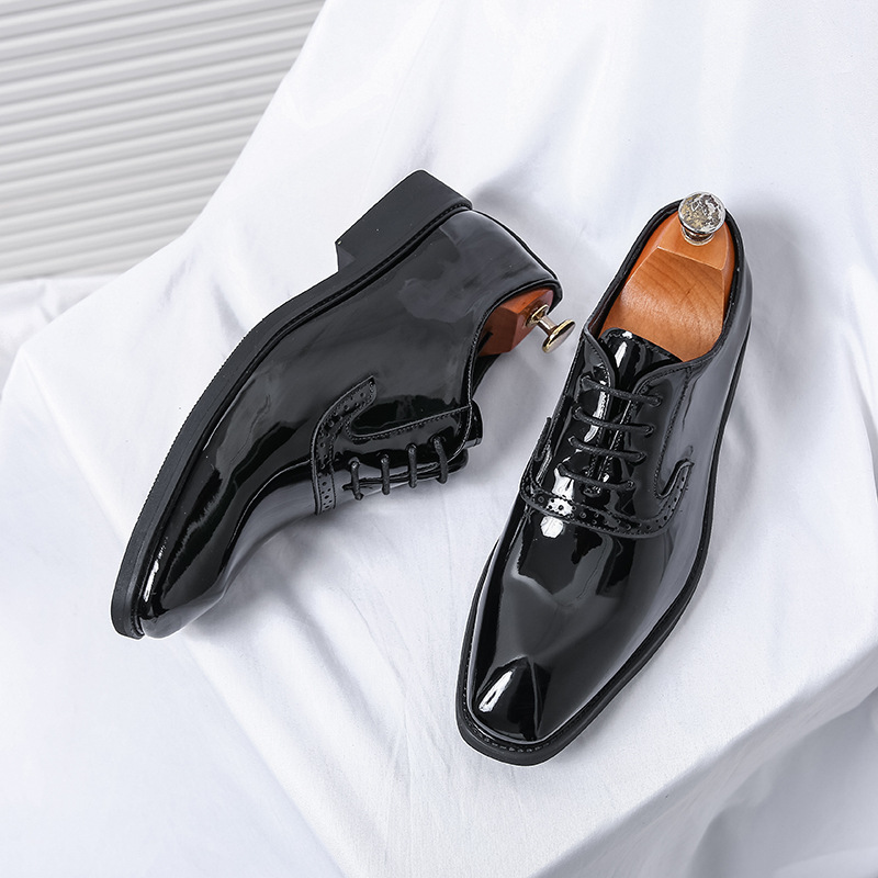 Zapatos de hombre Cross-border tallas grandes nuevos zapatos de cuero Brock zapatos de cuero brillantes para hombre de moda zapatos de cuero tallados de estilo británico al por mayor