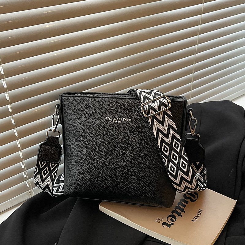 Cross-Border Women's Bags 2025 New Fashion Versatile Shoulder Bag High-Quality Texture Solid Color Crossbody Bag Bucket Bag Bags