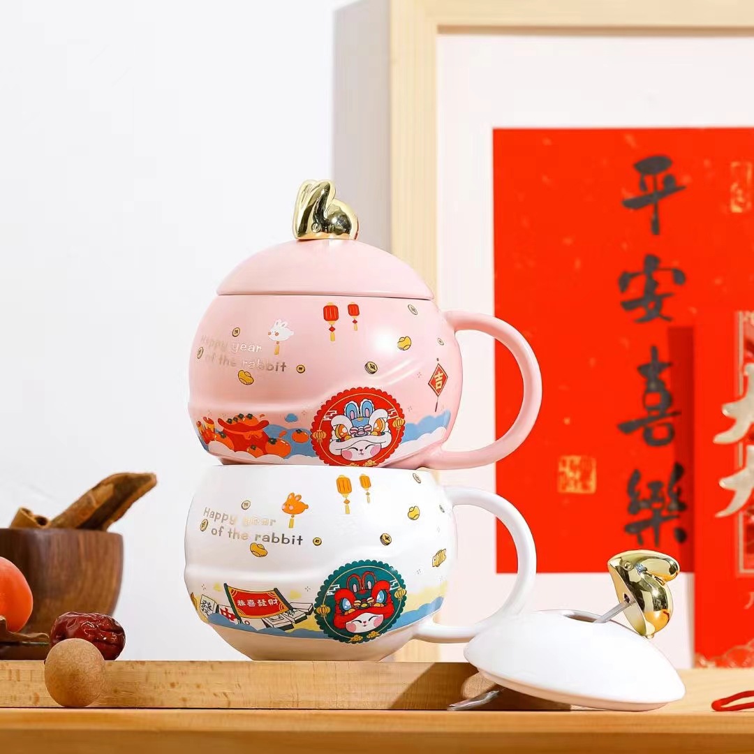 Personalidad creativa Taza de cerámica con tapa cuchara regalo taza de oro conejo taza de café en relieve