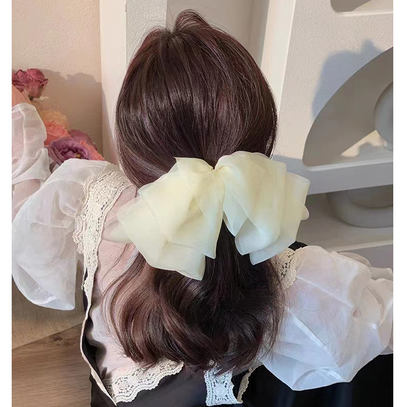 Бежевая заколка