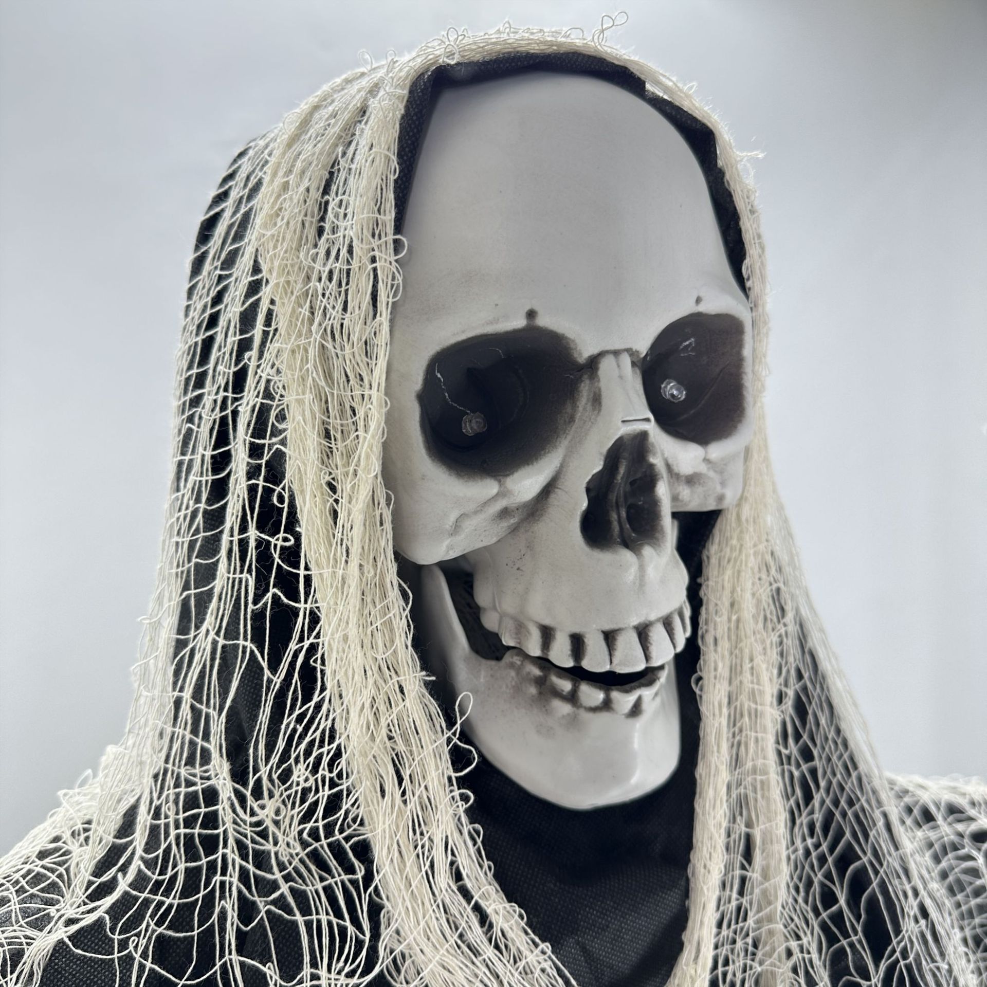 Nuevo arreglo de Halloween transfronterizo, decoración, esqueleto, fantasma de pie, detalles de malla, diseño de cadena, decoración de atmósfera de terror