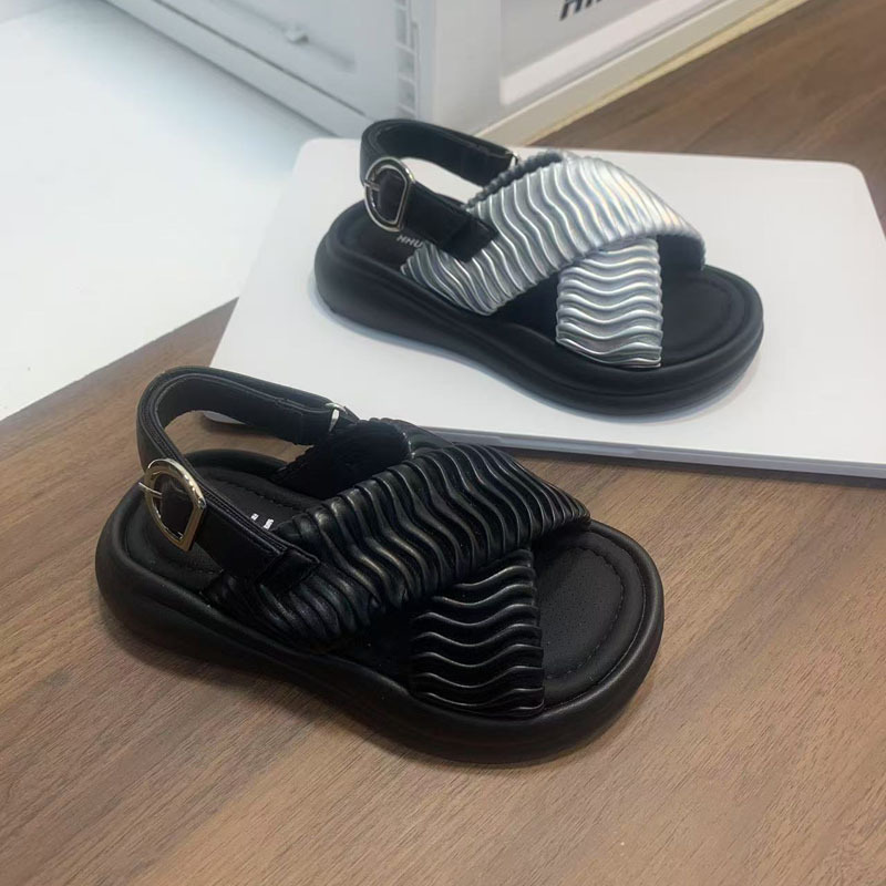 女童交叉凉鞋夏季2025童鞋小女孩露趾沙滩鞋中大童时尚软底罗马鞋