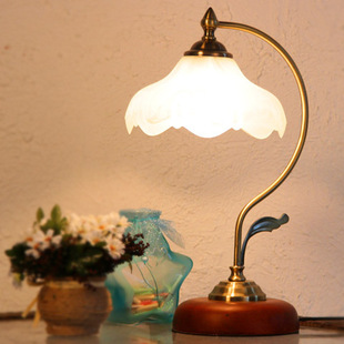 European style creative desk lamp master bedroom light luxury high sense typhoon bedroom bedside lamp warm romantic knot cross-border wholesale