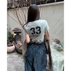 アメリカの縦縞の肩の半袖のtシャツの女性の夏の2025新型の大衆のデザイン感の甘いギャルの短い上着