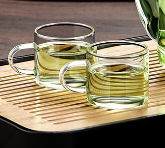 손잡이가 있는 컵 2개