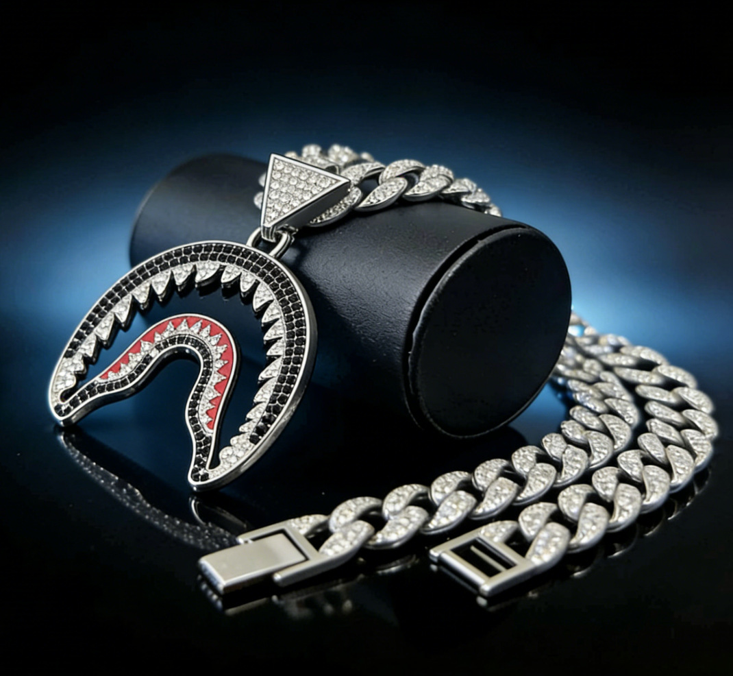 Europa y América calles viento taladro dientes de tiburón colgante de cadena cubana hombre collar de fuerza Hip Hop fábrica para llevar a cabo personalización