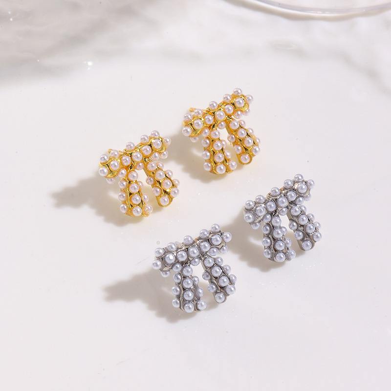 ヨーロッパとアメリカのファッショナブルな銅メッキ 18K 象嵌模造パールリボンネックレスペンダントイヤリング 3 点セット装飾|undefined