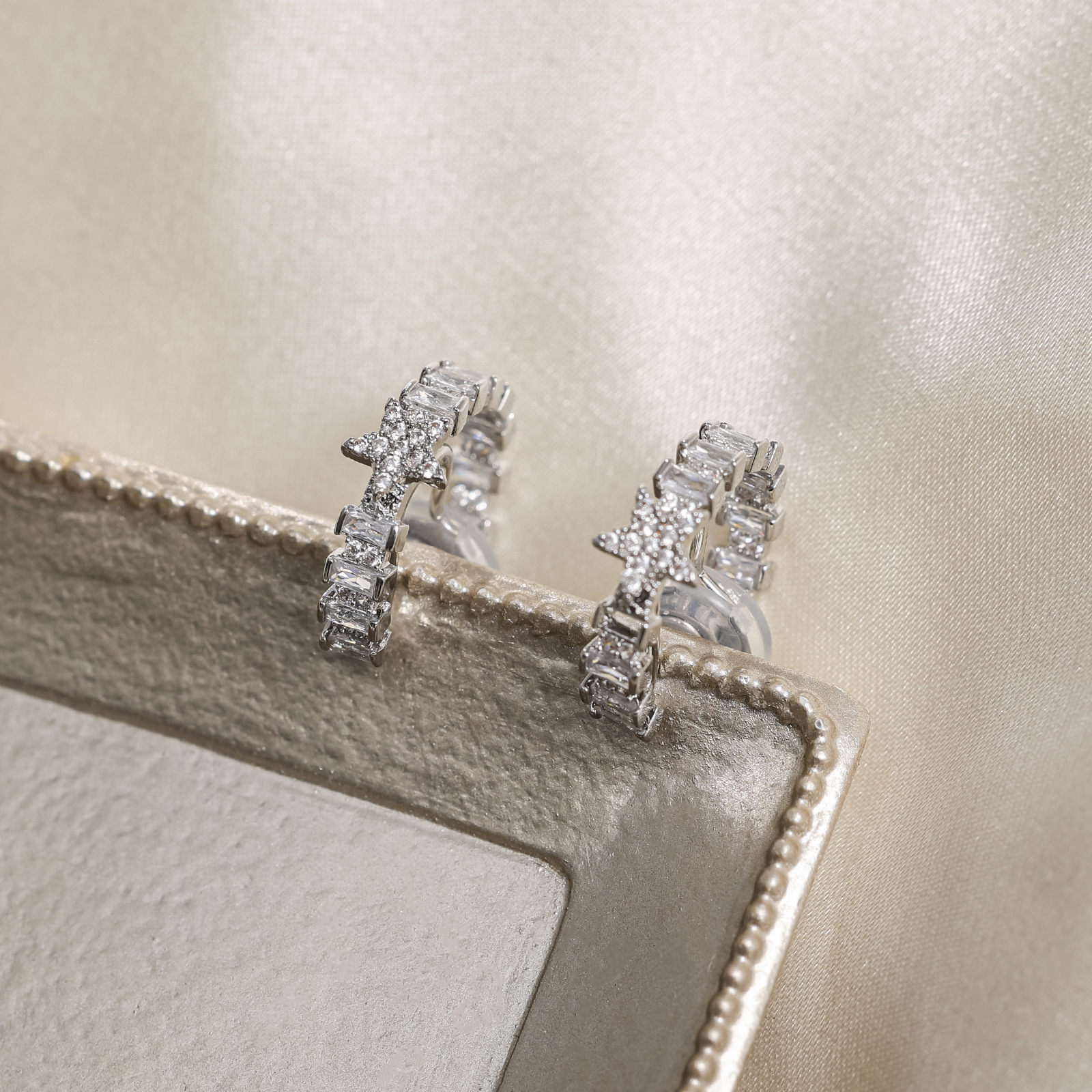 Dulce y cool diamantes sin agujeros de orejas, pendientes de zircon estrella de alto nivel, pendientes de nicho de diseño de personalidad