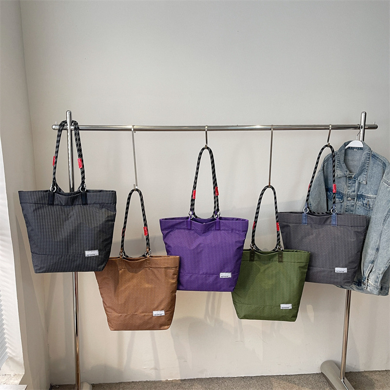 Sports durable capacious one-shoulder bag for men and women