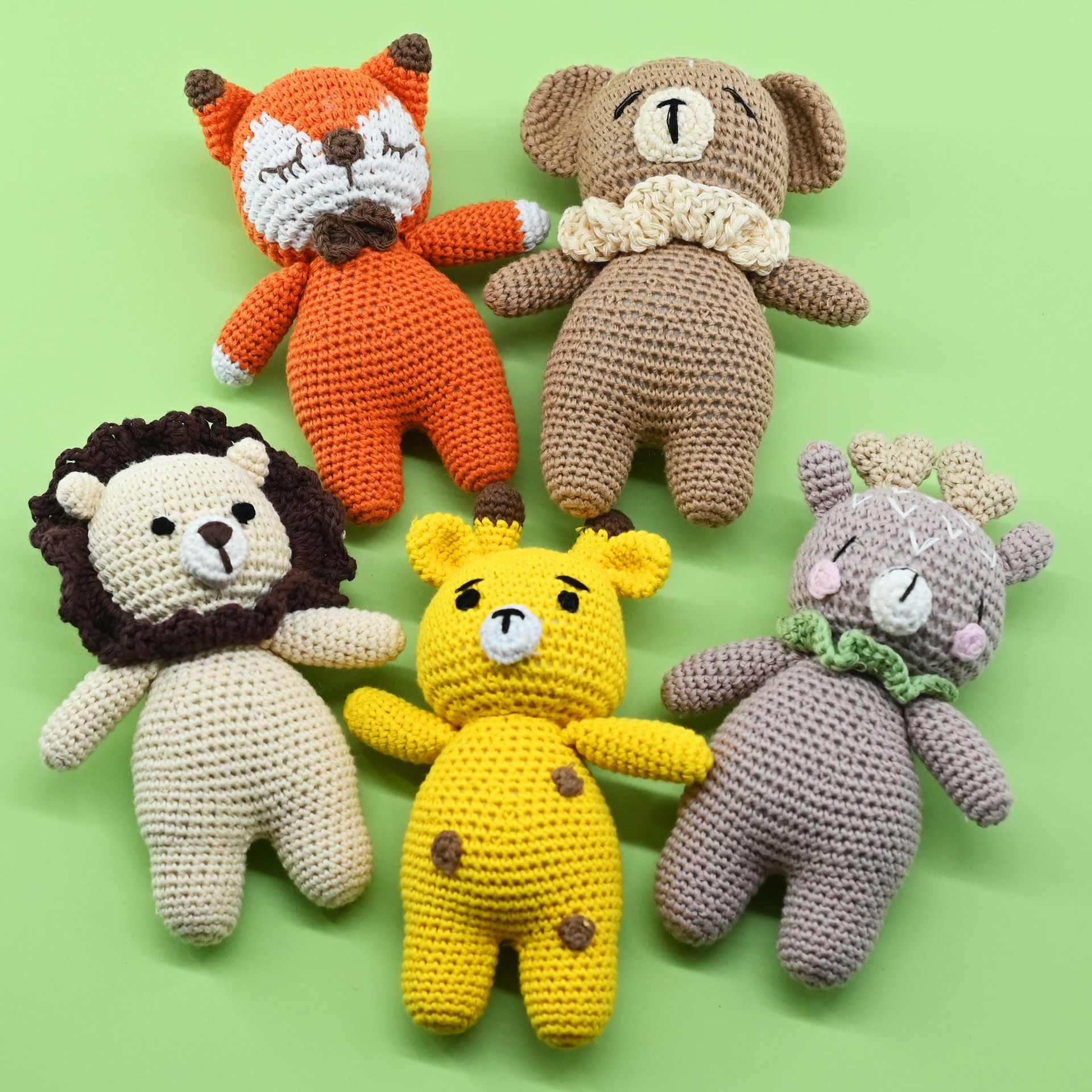 Nuevo estilo creativo tejido a mano ganchillo campana peluche muñeca caja de regalo animal de punto muñeca de bricolaje para niños