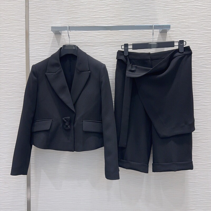 Elegant and stylish fashion suit with a short, long-sleeved blazer featuring a bow design and irregular-length trousers Elegant and stylish fashion suit with a short, long-sleeved blazer featuring a bow design and irregular-length trousers