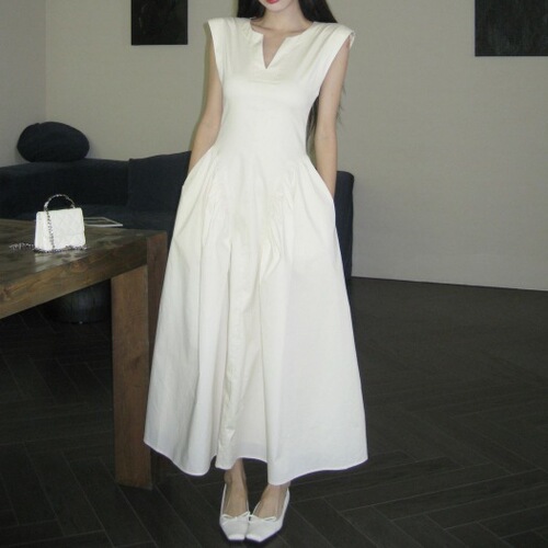 Elegant White Chic Sleeveless Tank Dress for 2025 Summer: French-Style Defined Waistline, Slimming A-Line Design, Trendy Long Gown