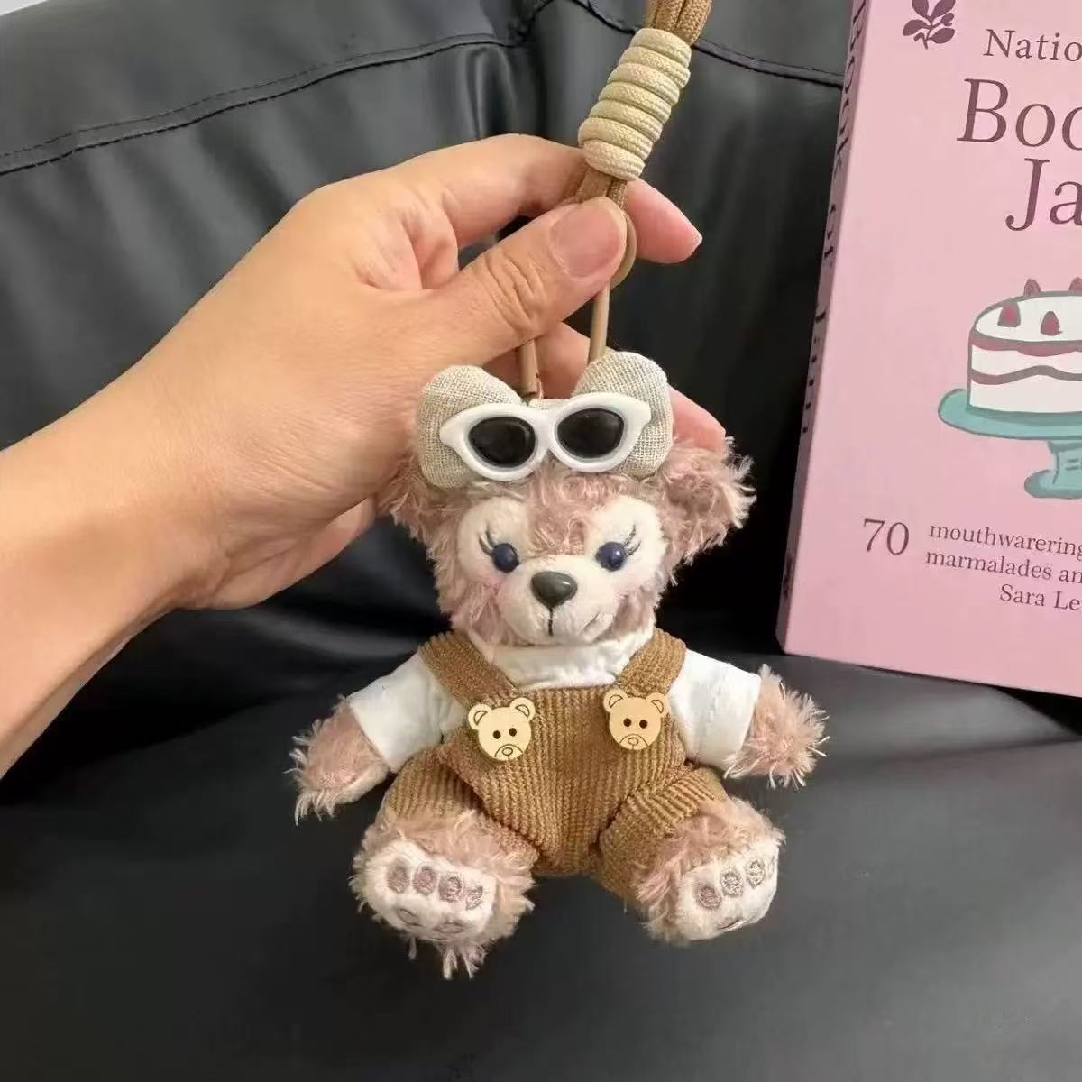 흰색과 갈색 바지