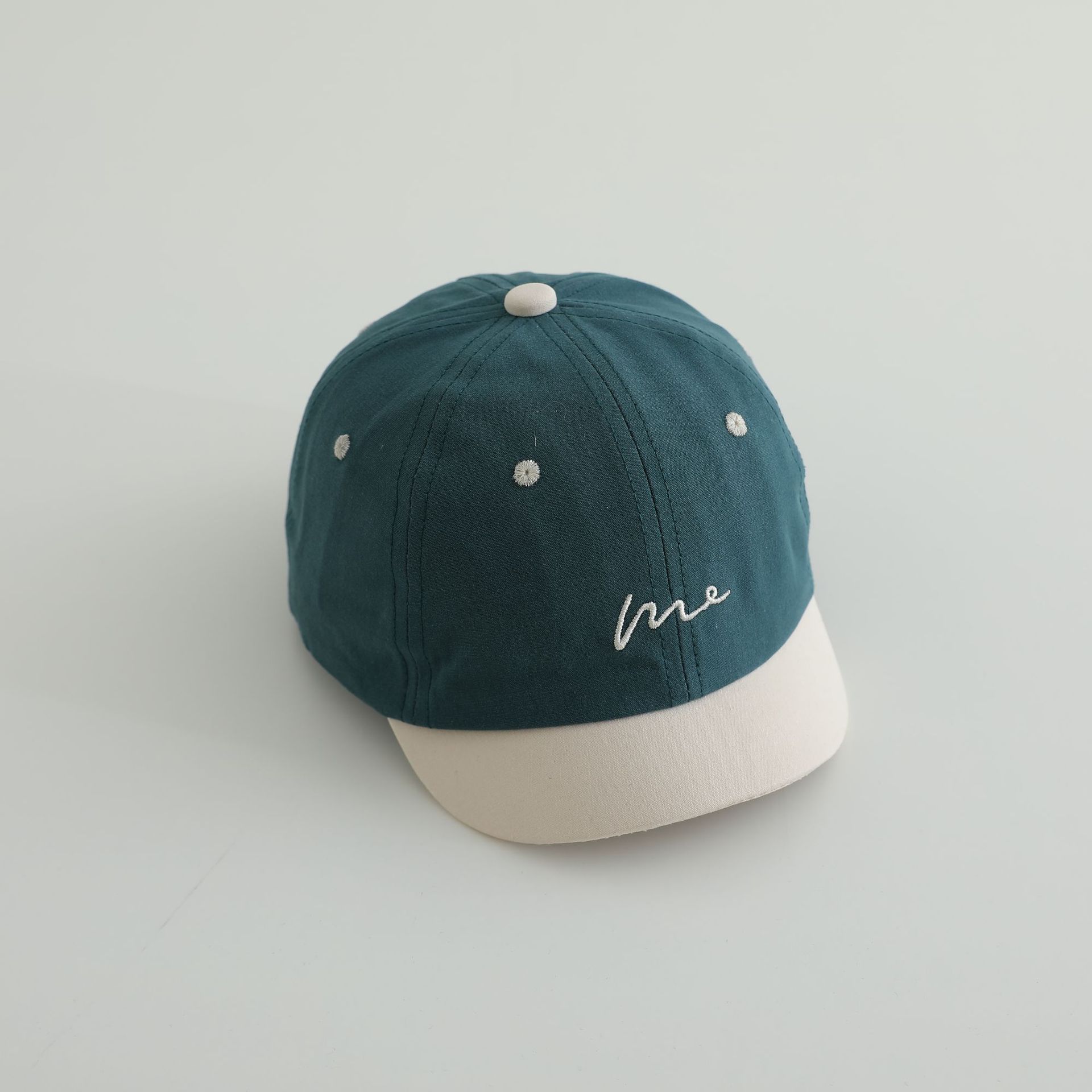 Niños coreanos líneas simples bordadas gorra de lengua primavera y otoño bebés masculinos y femeninos corto borde corto viaje sombrero de béisbol sombrero de sombra