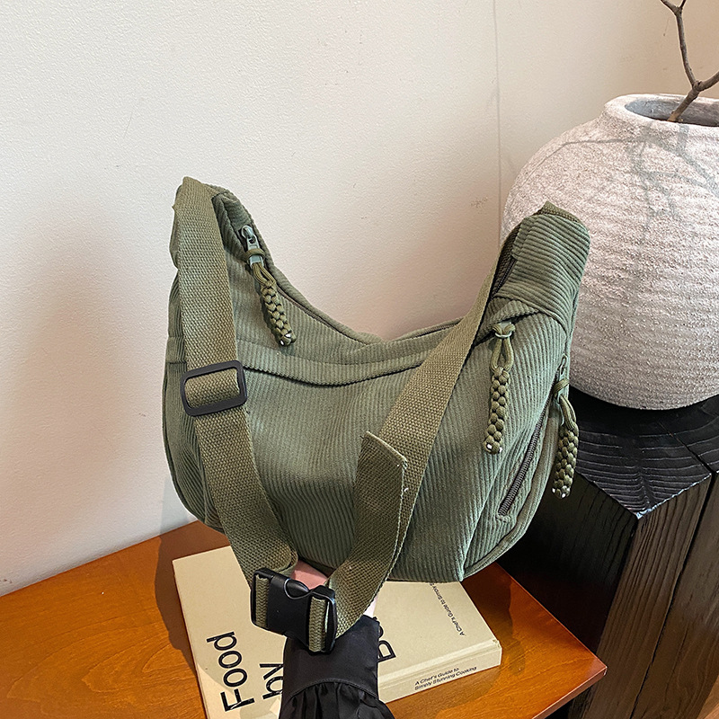 Bolsa de bolsillo de mujer bolso de viaje de gran capacidad 2024 nuevo invierno de terciopelo japonés bolso de hombro casual