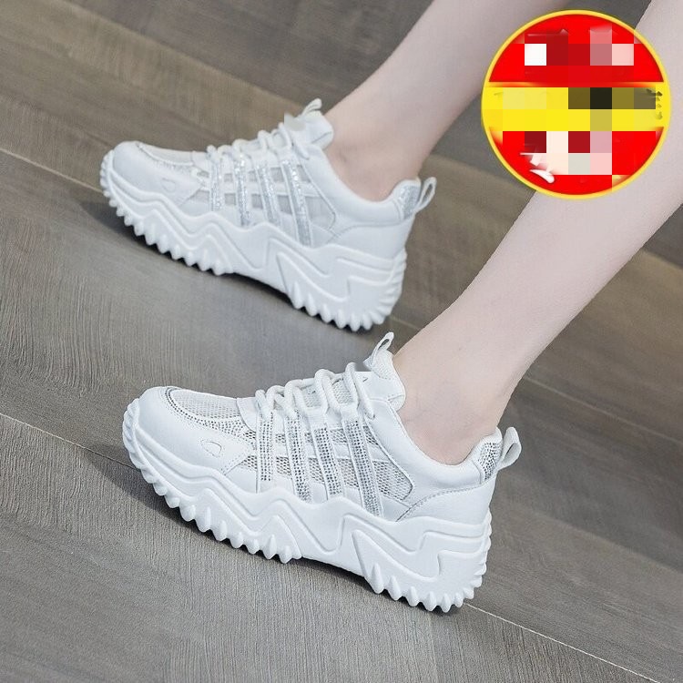 Pequeños zapatos para mujeres verano 2026 nuevos zapatos blancos de malla transpirables zapatos deportivos casuales para mujeres