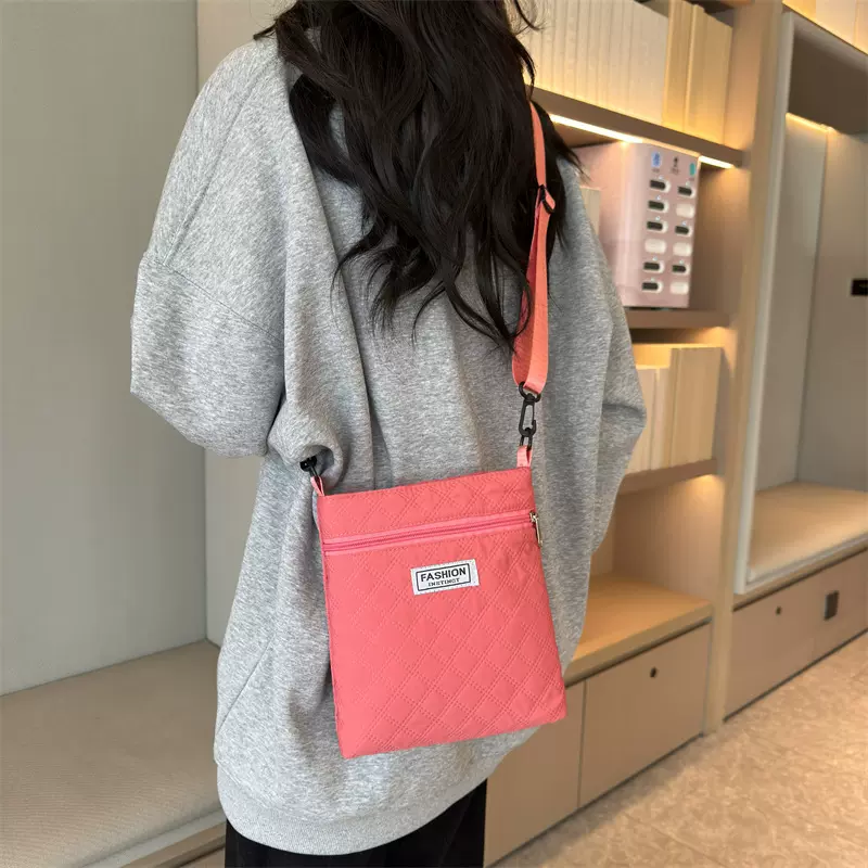 新款简约斜挎包包女休闲单肩包轻便时尚百搭斜挎手机包小方包