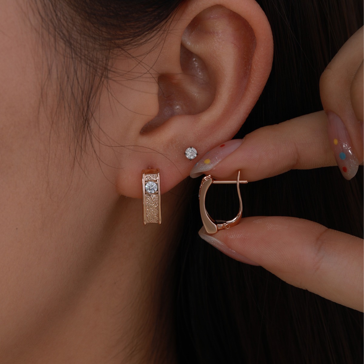 Xuping aleación dorada T-clip pendientes de verano lujoso nicho ligero estilo europeo y americano simple pendientes para mujeres