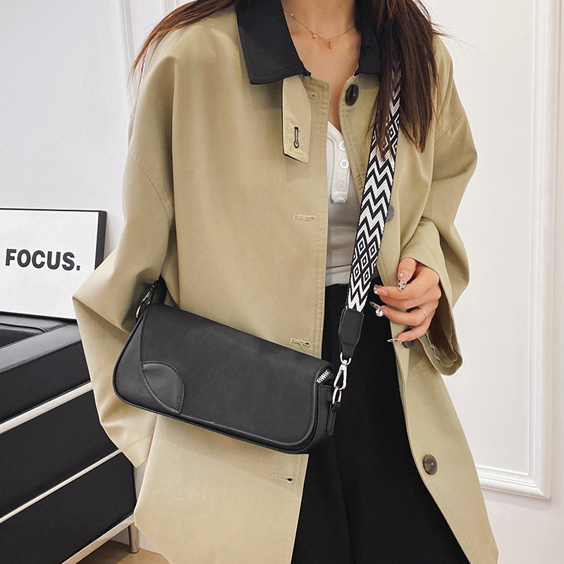 Bolsos pequeños con textura transfronteriza 2025 verano nuevo estilo bolso femenino diseño de nicho bolso de hombro retro bolso de mensajero con correa de hombro ancha